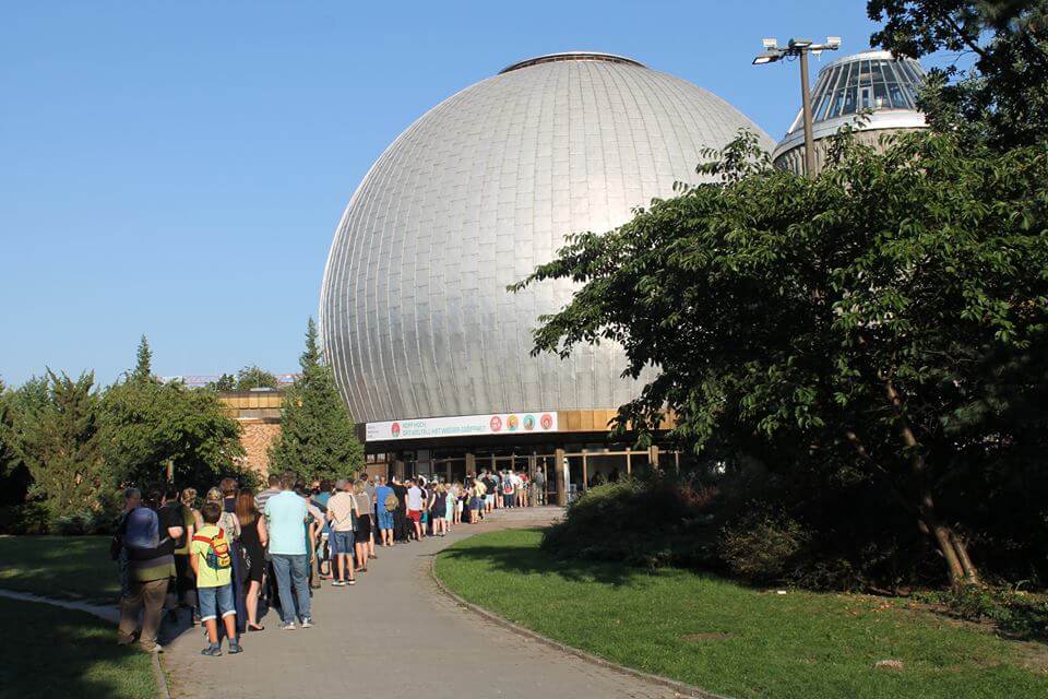 Queue to Zeiss Grossplanetarium